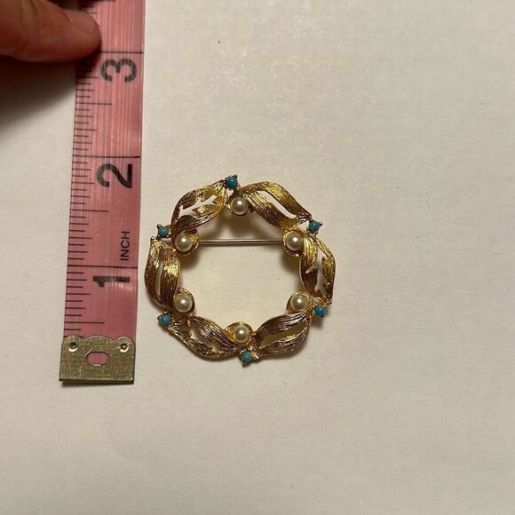 Vintage Signed DENISE Gold Tone Circle Ribbon Brooch - Picture 5 of 5